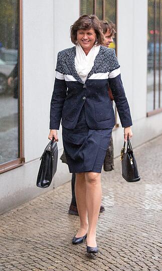 Wirtschaftsministerin Ilse Aigner:&bdquo;Der Blazer sieht aus wie selbstgenäht. Als hätte sie zu Hause von einer Chanel-Jacke das Oberteil abgetrennt, dann weißen Segelstoff drangenäht und unten einen Blazer von ihrem Mann drangeknüpft."