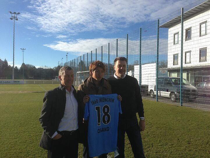 Florian HInterberger mit Yuya Osako und Gerhard Mayrhofer (von links)