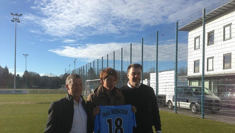 Florian HInterberger mit Yuya Osako und Gerhard Mayrhofer (von links) Florian HInterberger mit Yuya Osako und Gerhard Mayrhofer (von links)