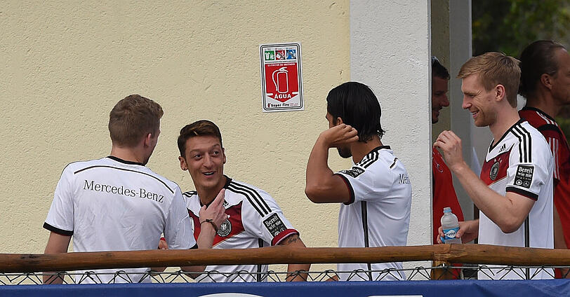 Vorbereitung auf Argentinien: Jogis Jungs bei einer lockeren Trainingseinheit im Campo Bahia am Donnerstag.