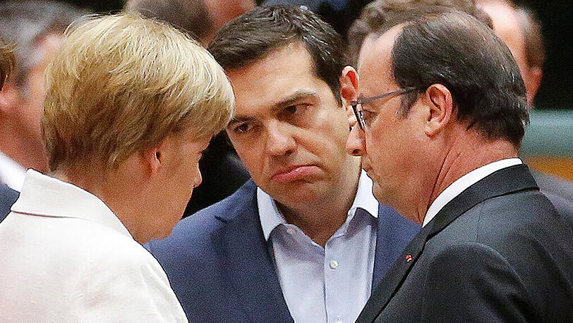 Festgefahrene Positionen in Brüssel. Alexis Tsipras (m) im Gespräch mit Angela Merkel und Francois Hollande. Festgefahrene Positionen in Brüssel. Alexis Tsipras (m) im Gespräch mit Angela Merkel und Francois Hollande.