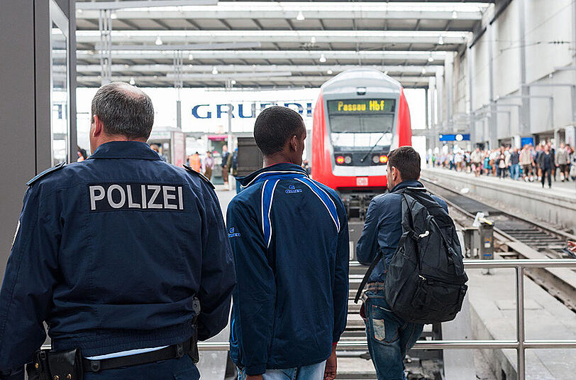 Flüchtlinge und Wiesn-Besucher treffen in München aufeinander, Bilder vom Hauptbahnhof am ersten Tag des Oktoberfests.
