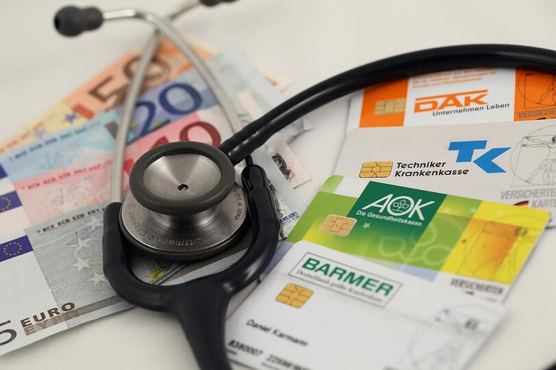 Die DAK-Gesundheit hebt ihren Beitragssatz im kommenden Jahr um 0,6 Prozentpunkte auf 16,1 Prozent an. Auch andere Kassen erhöhen die Beiträge.