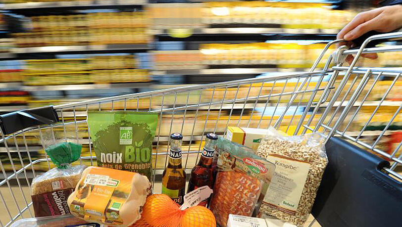 Ein Einkaufswagen mit verschiedenen Bio-Produkten in einem Biomarkt. Ein Einkaufswagen mit verschiedenen Bio-Produkten in einem Biomarkt.