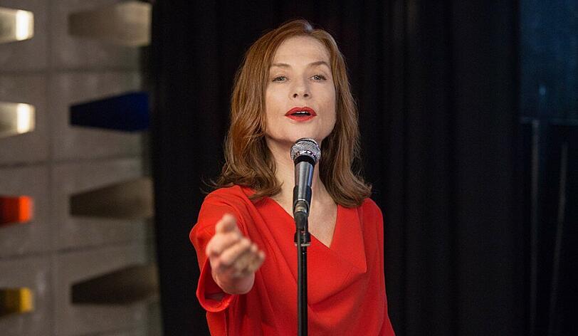 Liliane/Laura (Isabelle Huppert) hat immer noch die theatralischen Gesten einstiger Schlagerstars drauf.