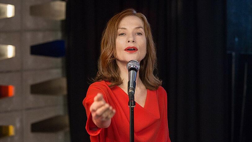 Liliane/Laura (Isabelle Huppert) hat immer noch die theatralischen Gesten einstiger Schlagerstars drauf.