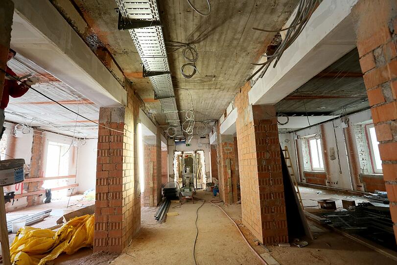 Hier wird das Gebäude an der Kapellenstraße zum neuen Ordinariat umgebaut. Die Bilder von der Baustelle.