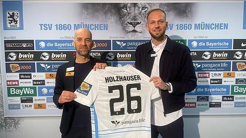 Günther Gorenzel (li.) und Raphael Holzhauser nach der Vertragsunterzeichnung.