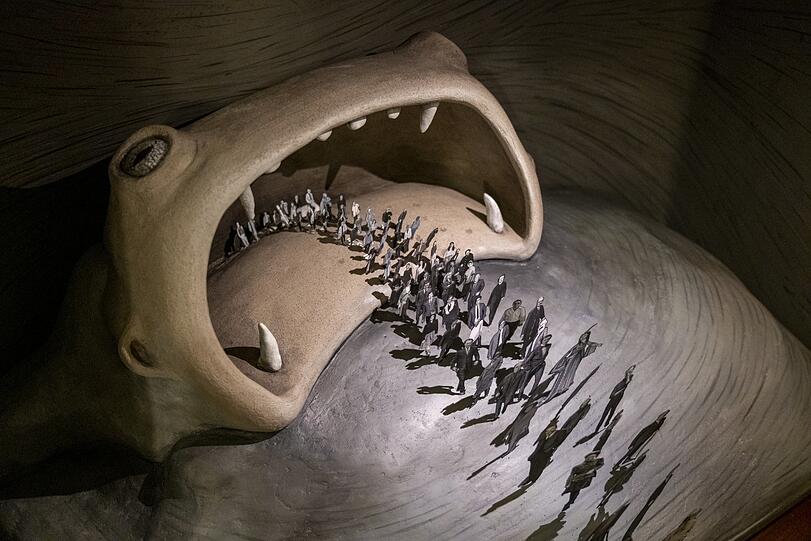 "Was aus mir herauskommt": Orhan Pamuk lässt in seinem Diorama zu Alfred Kubins "Das große Maul" Weltgeschichte aus dem Schlund des Monsters spazieren. Picasso, Simone de Beauvoir, Tolstoi, Thomas Mann, Karl Marx, Edgar Allan Poe - alle sind dabei.
