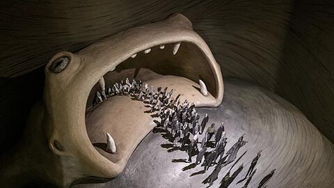 "Was aus mir herauskommt": Orhan Pamuk lässt in seinem Diorama zu Alfred Kubins "Das große Maul" Weltgeschichte aus dem Schlund des Monsters spazieren. Picasso, Simone de Beauvoir, Tolstoi, Thomas Mann, Karl Marx, Edgar Allan Poe - alle sind dabei.