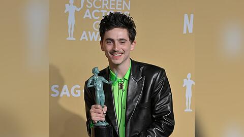 Timothée Chalamet mit seinem SAG Award für "Like A Complete Unknown".