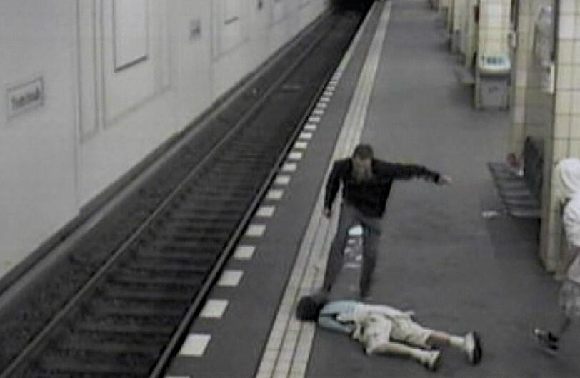 Dieser Screenshot einer Ueberwachungskamera zeigt den Angriff auf im U-Bahnhof Friedrichstrasse in Berlin.