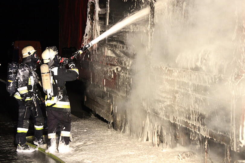 Auf der A94 steht ein Lkw in Flammen: Die Bilder vom Feuerwehreinsatz.