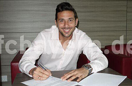 Claudio Pizarro unterschreibt den Vertrag für die kommende Saison.
