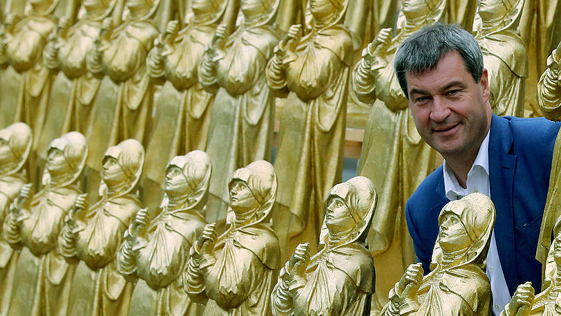 Soder zwischen 600 goldenen Madonnen: Die Kunstaktion des Konzeptkünstlers Hörl für Söder eine ideale Bühne.