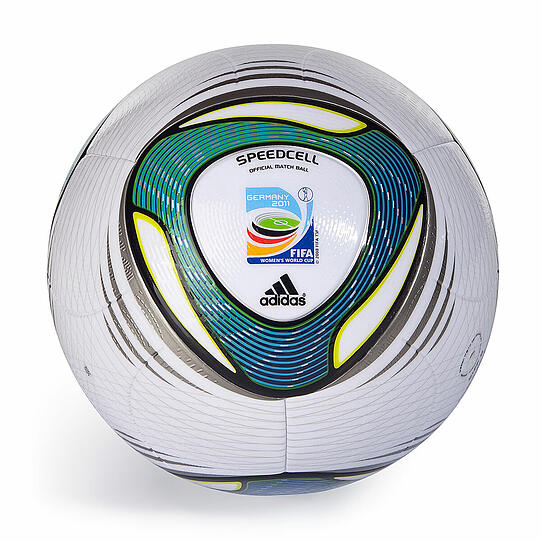 Am wichtigsten ist aber immer noch das passende Spielgerät. Hier der offizielle "Women?s World Cup" Fußball.
