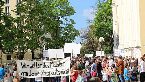 Das Motto der letzten Demonstration: "Stoppt das Monster!" Damit ist die Tiefgarage am Josephsplatz gemeint. Aber der Widerstand war erfolglos.