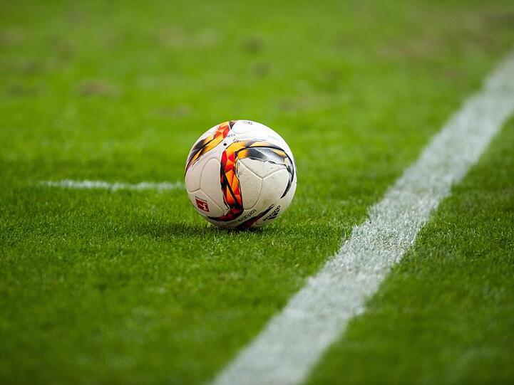 Spielball an der Seitenlinie. Foto: Lukas Schulze/dpa