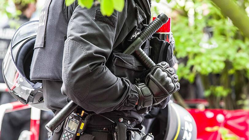 Im Bereich der Residenzstraße und Perusastraße versuchten mehrere Gegendemonstranten, den Zugang zur Versammlung zu behindern bzw. zu blockieren. (Symbolbild)
