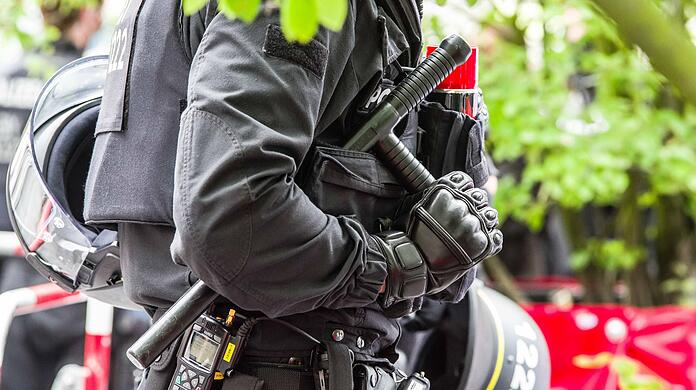 Im Bereich der Residenzstraße und Perusastraße versuchten mehrere Gegendemonstranten, den Zugang zur Versammlung zu behindern bzw. zu blockieren. (Symbolbild)