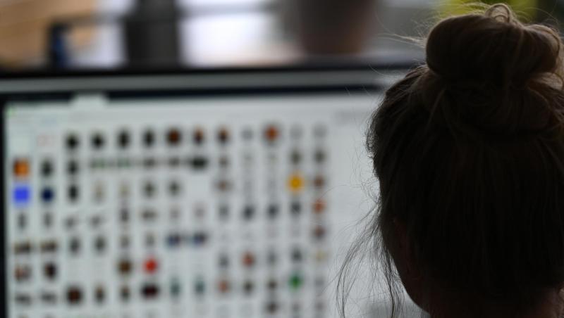 Eine Polizistin vor einem Auswertungscomputer auf der Suche nach Kinderpornografie und Fällen von sexuellem Missbrauch.