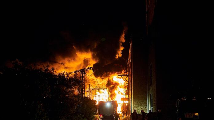 Feuerwehrleute löschen einen Brand nach einem russischen Raketenangriff auf ein Elektrizitätswerk in Charkiw.
