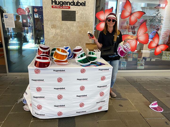 Das praktischste Giveaway verteilt Hugendubel. Sonnenschutz für den Kopf und Seifenblasen.