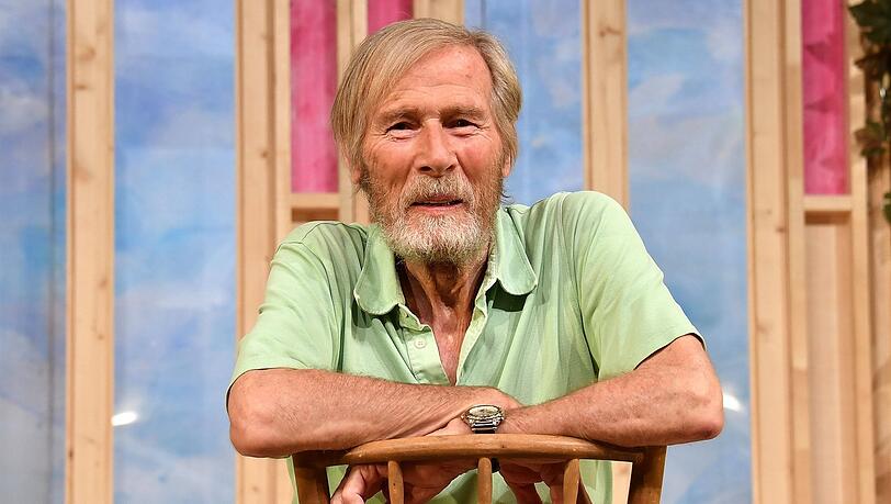 Bis ins hohe Alter bemerkenswert fit: Horst Janson auf der Theaterbühne von der Komödie im Sommer 2022.