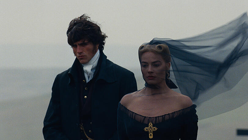 Cathy (Margot Robbie) und Heathcliff (Jacob Elordi) lieben sich gegen gro&szlig;e Widerst&auml;nde.