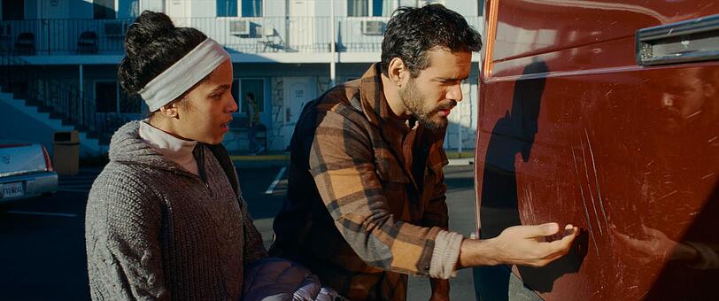 Maddie (Lou Llobel) und Tyler (Jacob Scipio) entdecken merkwürdige Kratzspuren auf der Außenseite ihres Wagens. Maddie (Lou Llobel) und Tyler (Jacob Scipio) entdecken merkwürdige Kratzspuren auf der Außenseite ihres Wagens.