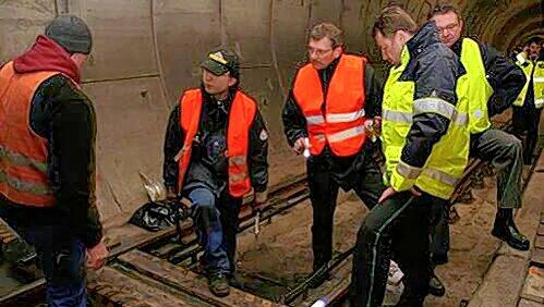 Sachverständige und VAG-Mitarbeiter suchen im Tunnel nach der Ursache des Feuers. Sachverständige und VAG-Mitarbeiter suchen im Tunnel nach der Ursache des Feuers.