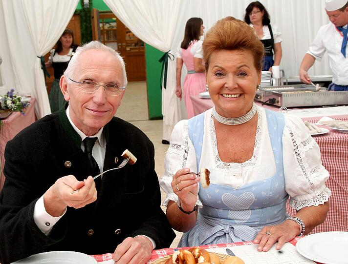 Hier geht es um - genau: Die Wurst. KVR-Chef Wilfried Blume-Beyerle und Wiesnchefin Gabriele Weishäupl testen Schweinswürschtl.