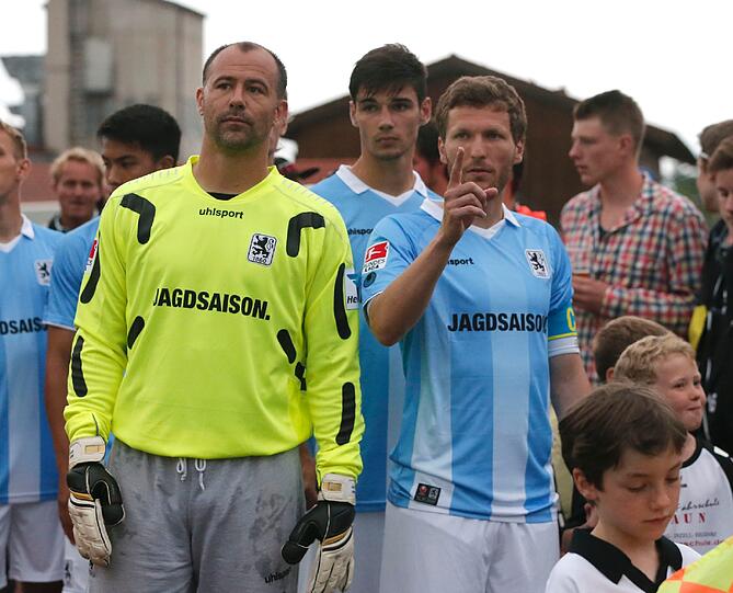 Torwart Gabor Kiraly und Benny LauthDer TSV 1860 München beim Testspiel in Ruhpolding gegen Terek Grosny. Die Bilder vom Spiel.