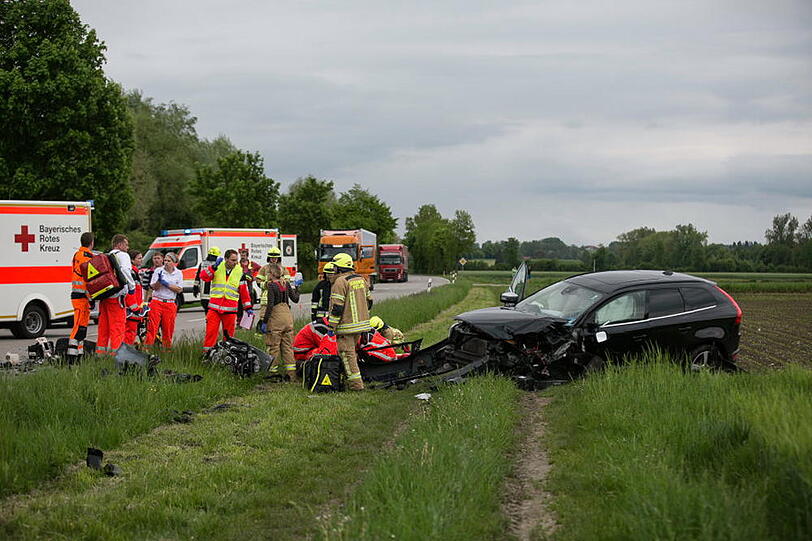 Bei Fridolfing kam ein 73-Jähriger auf die Gegenfahrbahn und kollidierte mit einem entgegenkommenden Pkw.