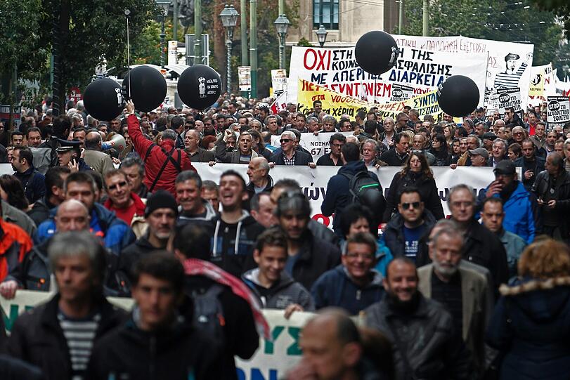 Tausende Menschen versammeln in Athen um gegen den Kurs von Regierungschef Alexis Tsipras zu demonstrieren.