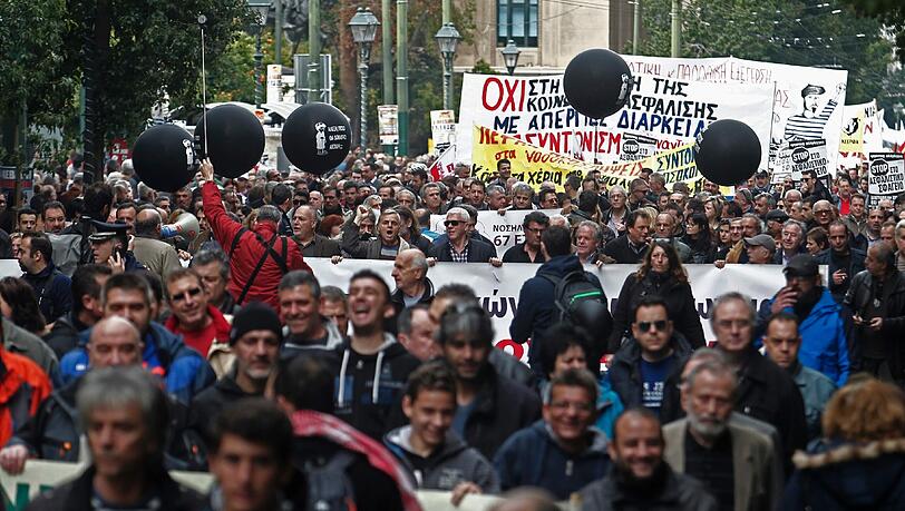 Tausende Menschen versammeln in Athen um gegen den Kurs von Regierungschef Alexis Tsipras zu demonstrieren. Tausende Menschen versammeln in Athen um gegen den Kurs von Regierungschef Alexis Tsipras zu demonstrieren.