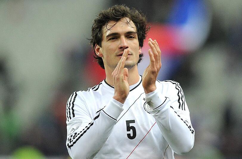 ...Mats Hummels die Innenverteidigung.