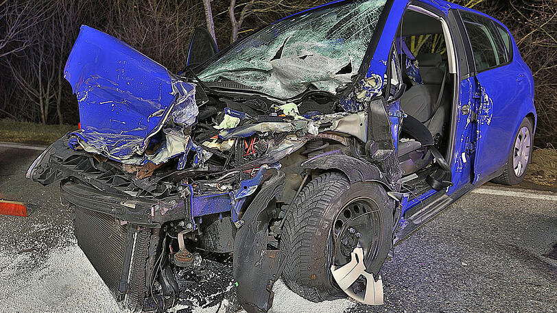 Schwerer Verkehrsunfall mit einer eingeklemmten Person bei Aiging.