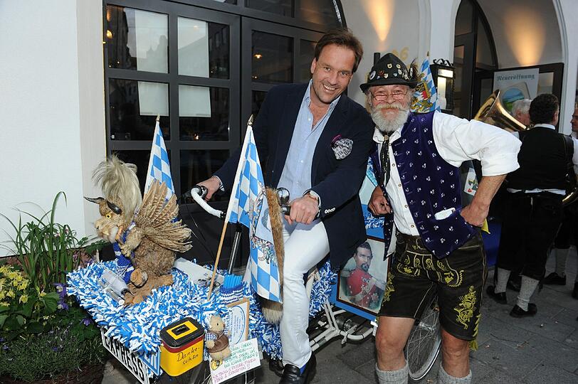 Das neue Tegernseer Bräuhaus im Tal hat eröffnet: Zur Party kamen die Promis in Dirndl und Lederhosen