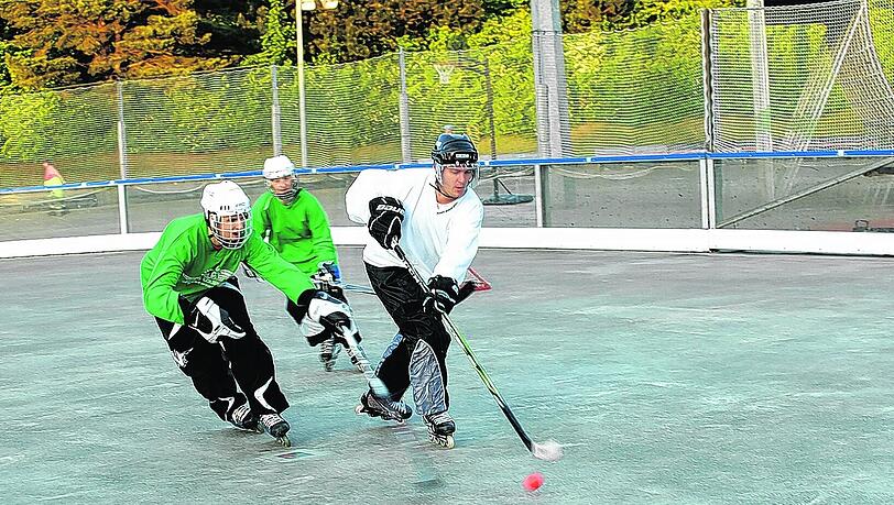 Schnell, wendig und elegant: Die Inlinehockey-Spieler des VfR München-Angerlohe beim Training im Eisstadion vom Ostpark. Schnell, wendig und elegant: Die Inlinehockey-Spieler des VfR München-Angerlohe beim Training im Eisstadion vom Ostpark.