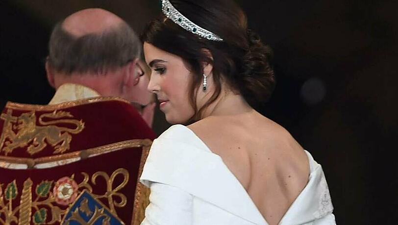 Auch bei ihrer Hochzeit 2018 zeigte Prinzessin Eugenie durch einen tiefen Rückenausschnitt ihre Narbe Auch bei ihrer Hochzeit 2018 zeigte Prinzessin Eugenie durch einen tiefen Rückenausschnitt ihre Narbe