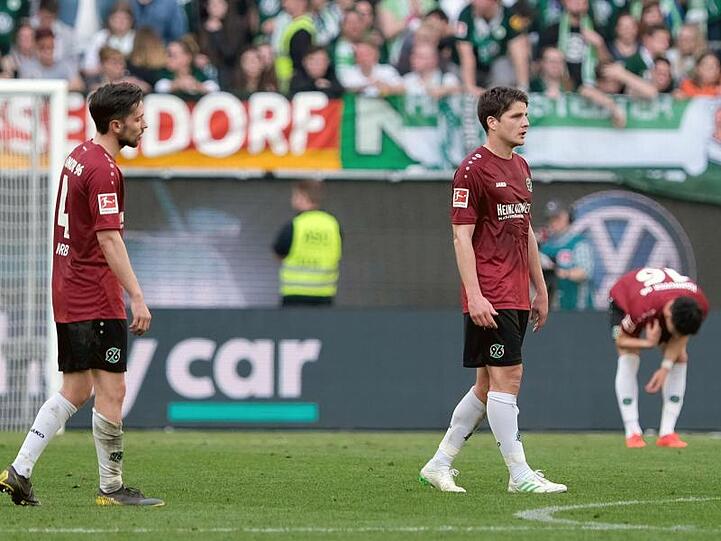 Kampf gegen den Abstieg: Die Spieler von Hannover 96 müssen nach dem 1:3 in Wolfsburg erneut eine Niederlage verdauen.