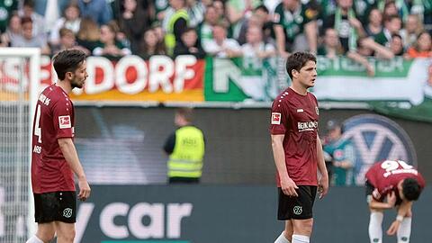 Kampf gegen den Abstieg: Die Spieler von Hannover 96 müssen nach dem 1:3 in Wolfsburg erneut eine Niederlage verdauen.