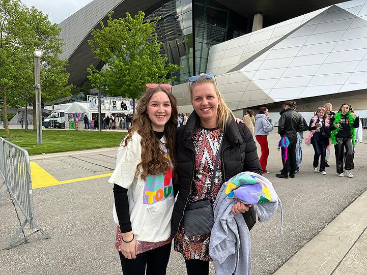 "Die Harry-Songs liefen auf der ganzen Fahrt hierher", sagen Josefine und Katharina aus Hannover.