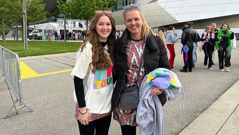 "Die Harry-Songs liefen auf der ganzen Fahrt hierher", sagen Josefine und Katharina aus Hannover. "Die Harry-Songs liefen auf der ganzen Fahrt hierher", sagen Josefine und Katharina aus Hannover.