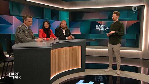 Oberst André Wüstner, Serap Güler (CDU) und Anton Hofreiter (Grüne) bildeten bei Moderator Louis Klamroth (von links) das Lager der Aufrüstungs-Befürworter.
