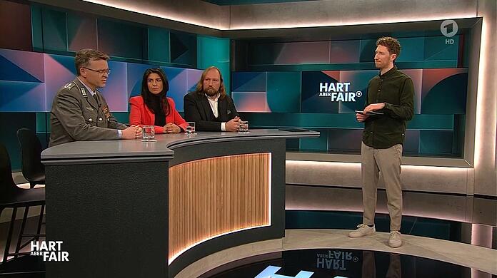 Oberst André Wüstner, Serap Güler (CDU) und Anton Hofreiter (Grüne) bildeten bei Moderator Louis Klamroth (von links) das Lager der Aufrüstungs-Befürworter.