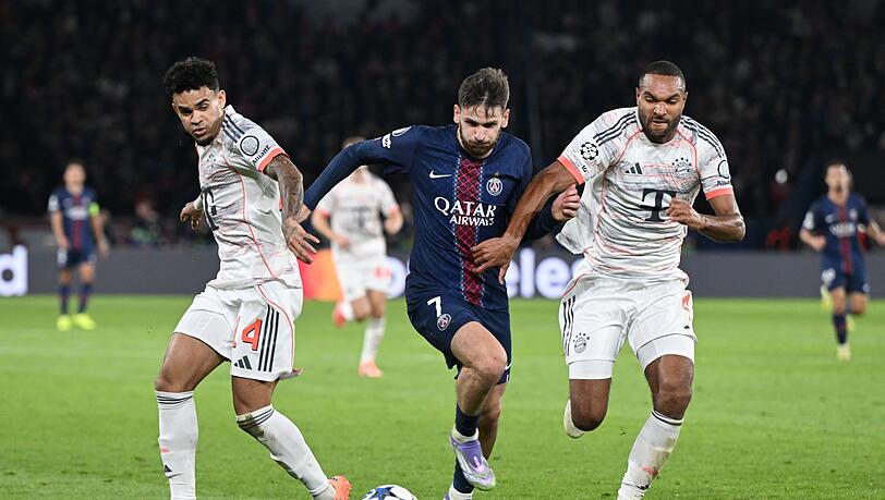 Ein St&uuml;rmer mit enormer Dynamik: PSG-Profi Chwitscha Kwarazchelia (M). (Archivbild)