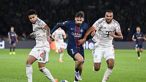 Ein St&uuml;rmer mit enormer Dynamik: PSG-Profi Chwitscha Kwarazchelia (M). (Archivbild)