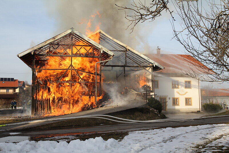 Am Nachmittag wurde die Feuerwehr zu einem Brand eines Bauernhofes mitten in St. Leonhard, Gemeinde Wonneberg gerufen. Bei dem Brand wurden drei Personen verletzt. Da das Löschwasser knapp war, mussten Leitungen über einen Kilometer lang verlegt werden.